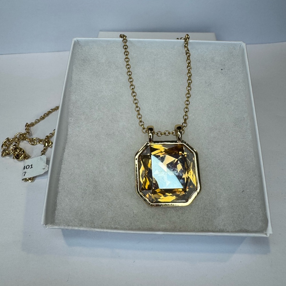 Elegant Gold Pendant Necklace. Very good quality gold-plated fantasy jewelry